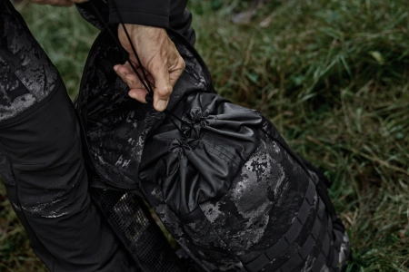 Plecak Härkila NOCTYX 12 L - kompaktowy w kamuflażu AXIS MSP®Black