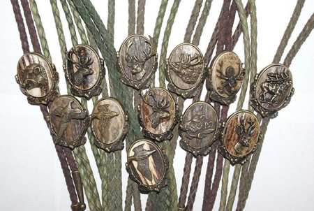 Krawatnik mały z poroża z motywem