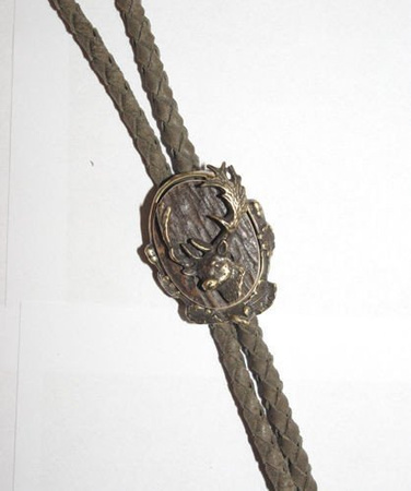 Krawatnik mały z poroża z motywem