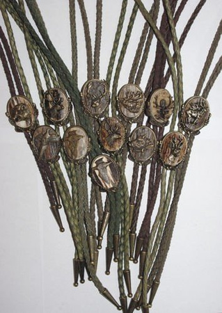 Krawatnik mały z poroża z motywem