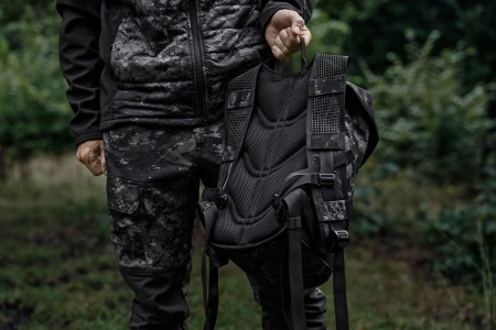 Plecak Härkila NOCTYX 12 L - kompaktowy w kamuflażu AXIS MSP®Black