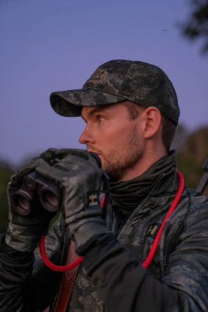 Czapka z daszkiem Härkila NOCTYX Camo wyposażona w mini-latarkę